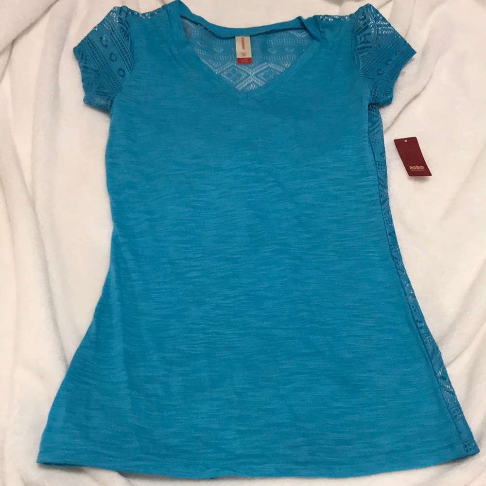 No boundaries lace back tee